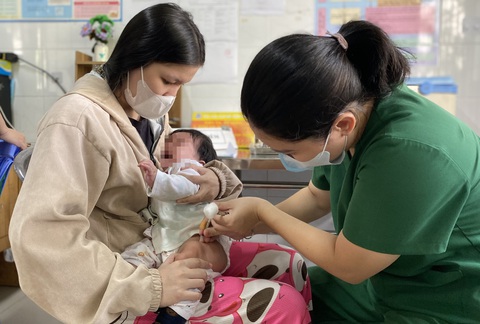 Cử tri TP.HCM đề nghị xem xét trách nhiệm bộ, ngành liên quan thiếu vắc xin tiêm chủng mở rộng- Ảnh 1. Trẻ em được tiêm vắc xin 5 trong 1 miễn phí tại TP.HCM - Ảnh: X.MAI