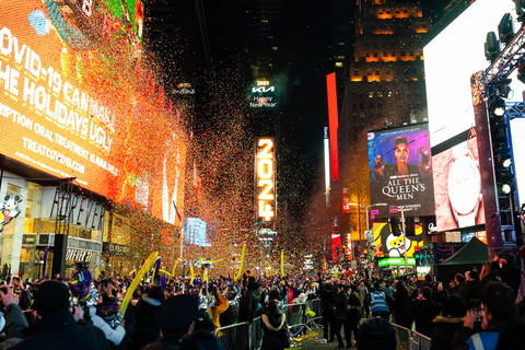 Cách New York dọn núi rác thải 50 tấn sau giao thừa ở quảng trường Thời Đại- Ảnh 1. Người dân từ khắp nơi trên thế giới đã đến quảng trường Thời Đại để đón năm mới bởi trong nhiều năm liền nơi đây được xếp vào hạng điểm đón hàng đầu thế giới. Họ cùng theo dõi màn trình diễn âm nhạc và đếm ngược tới nửa đêm trong khi quả cầu pha lê khổng lồ trên nóc tòa nhà One Times Square dần hạ xuống - Ảnh: GETTY IMAGES