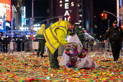 Các công nhân chăm chỉ dọn rác - Ảnh: GETTY IMAGES Bà Jessica Tisch - quan chức Sở Vệ sinh của thành phố New York, cho biết đội ngũ dọn vệ sinh gần 200 người đã có mặt tại quảng trường Thời Đại để dọn dẹp. “Mục tiêu là vào rạng sáng hôm sau, quảng trường sẽ đẹp như mới. Như chưa từng có chuyện gì xảy ra vậy”, bà Tisch chia sẻ - Ảnh: GETTY IMAGES