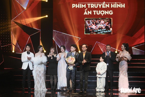 Đoàn phim Gia đình mình vui bất thình lình nhận giải Phim truyền hình ấn tượng của năm - Ảnh: DANH KHANG Đoàn phim Gia đình mình vui bất thình lình nhận giải Phim truyền hình ấn tượng của năm - Ảnh: DANH KHANG