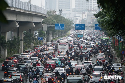 Ùn tắc, người Hà Nội chật vật sáng đầu tiên đi làm sau kỳ nghỉ- Ảnh 1. Giao thông trên đường Nguyễn Trãi thời điểm 7h sáng 2-1 - Ảnh: PHẠM TUẤN