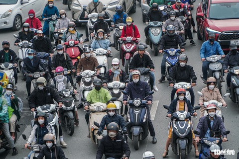 Ùn tắc, người Hà Nội chật vật sáng đầu tiên đi làm sau kỳ nghỉ- Ảnh 2. Ngày đầu trở lại làm việc, người dân thủ đô đã phải đối mặt với tình trạng ùn tắc nhiều nơi - Ảnh: PHẠM TUẤN