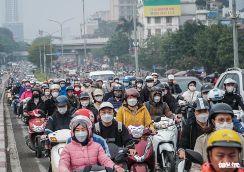 Ùn tắc, người Hà Nội chật vật sáng đầu tiên đi làm sau kỳ nghỉ- Ảnh 5. Cầu vượt Ngã Tư Sở sáng 2-1 ùn tắc nghiêm trọng - Ảnh: PHẠM TUẤN