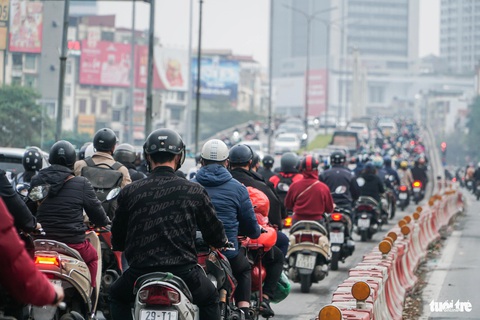 Ùn tắc, người Hà Nội chật vật sáng đầu tiên đi làm sau kỳ nghỉ- Ảnh 6. Dòng người nối đuôi nhau nhích từng chút hướng vào trung tâm thủ đô - Ảnh: PHẠM TUẤN