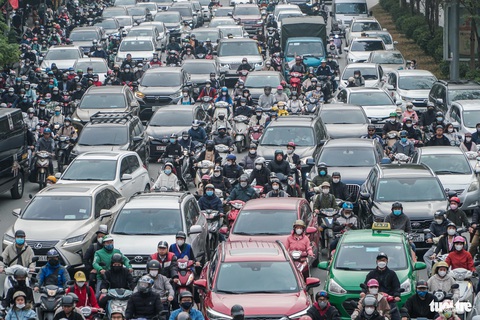 Ùn tắc, người Hà Nội chật vật sáng đầu tiên đi làm sau kỳ nghỉ- Ảnh 7. Giao thông trên đường Trường Chinh sáng 2-1 - Ảnh: PHẠM TUẤN