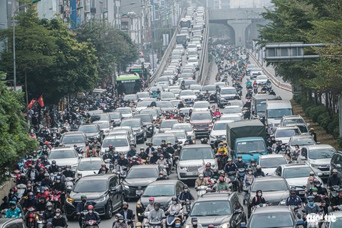 Ùn tắc, người Hà Nội chật vật sáng đầu tiên đi làm sau kỳ nghỉ- Ảnh 8. Xe cộ ùn ùn từ vành đai 2 trên cao đổ về nút giao Ngã Tư Sở, đường Láng - Ảnh: PHẠM TUẤN