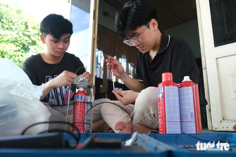 Sinh viên chế tạo hệ thống tự động chống cháy nổ xe máy- Ảnh 4. Hai bạn sinh viên nghiên cứu hệ thống chữa cháy tự động - Ảnh: NGỌC PHƯỢNG