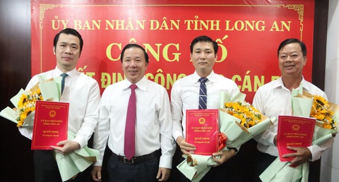 Ông Trương Tấn Sơn được bổ nhiệm làm phó giám đốc Sở Xây dựng Long An- Ảnh 1. Ông Trương Tấn Sơn (ngoài cùng bên trái) cùng ông Trương Văn Liếp (thứ ba từ trái sang) và ông Nguyễn Văn Thiện nhận quyết định công tác cán bộ từ Chủ tịch UBND tỉnh Long An Nguyễn Văn Út - Ảnh: AN LONG
