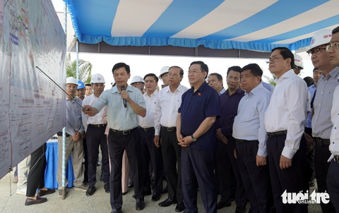 Chủ tịch Quốc hội Vương Đình Huệ thị sát cao tốc Biên Hòa - Vũng Tàu- Ảnh 1. Chủ tịch Quốc hội Vương Đình Huệ nghe báo cáo tiến độ thi công dự án cao tốc Biên Hòa - Vũng Tàu - Ảnh: ĐÔNG HÀ