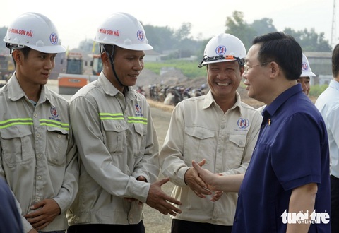 Chủ tịch Quốc hội Vương Đình Huệ thị sát cao tốc Biên Hòa - Vũng Tàu- Ảnh 2. Chủ tịch Quốc hội Vương Đình Huệ bắt tay hỏi thăm kỹ sư, công nhân đang thi công cao tốc Biên Hòa - Vũng Tàu - Ảnh: ĐÔNG HÀ