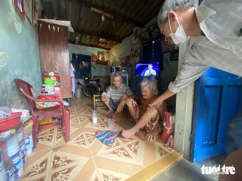 Cụ bà 97 tuổi cùng con tâm thần bị kiện đòi đất ở Hội An được luật sư giúp miễn phí- Ảnh 2. Túp lều chật bưng nơi mẹ con cụ Mỹ sống lâu nay - Ảnh: B.D.