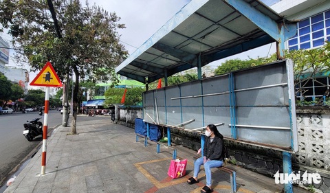 Nhà chờ xe buýt trên đường Trần Hưng Đạo (phường 4, TP Tuy Hòa) chỉ còn trơ khung sắt, phần mái che đã hoen rỉ - Ảnh: NGUYỄN HOÀNG Nhà chờ xe buýt trên đường Trần Hưng Đạo (phường 4, TP Tuy Hòa) chỉ còn trơ khung sắt, phần mái che đã hoen gỉ - Ảnh: NGUYỄN HOÀNG