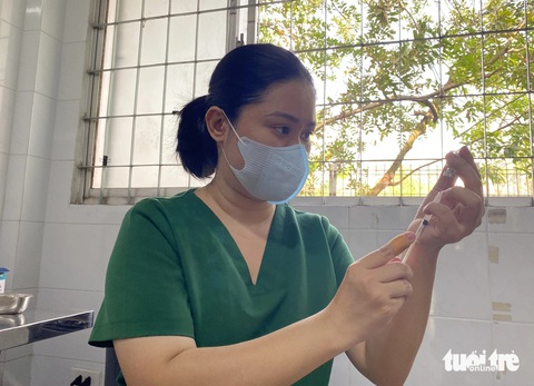 Vắc xin 5 trong 1 về trạm, phụ huynh vui mừng khi trẻ không phải đi tiêm dịch vụ- Ảnh 3. Dịp này, TP.HCM được Bộ Y tế phân bổ 8.100 liều vắc xin 5 trong 1. Trung tâm Kiểm soát bệnh tật TP.HCM dự kiến tiêm đủ trong một tuần này - Ảnh: XUÂN MAI