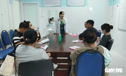 Vắc xin 5 trong 1 về trạm, phụ huynh vui mừng khi trẻ không phải đi tiêm dịch vụ- Ảnh 6. Trưởng Trạm y tế phường Bình Trưng Tây đang giải thích cho phụ huynh về ý nghĩa tiêm vắc xin, quy trình tiêm vắc xin - Ảnh: M.T.