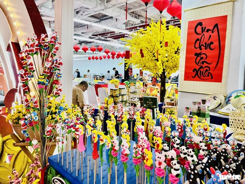 Sản phẩm làng nghề Việt 'chung nhà Không gian Tết cổ truyền được tái hiện ở OCOP Town mang đến không khí mua sắm tươi vui trong những ngày đầu năm mới 2024 - Ảnh: N.BÌNH