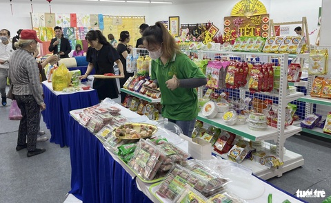 Sản phẩm làng nghề Việt 'chung nhà Nhiều sản phẩm làng nghề, đặc sản vùng miền đạt chuẩn sao của OCOP sẽ được bán quanh năm trong lòng TP.HCM - Ảnh: N.BÌNH