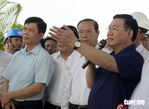 Đề xuất trình đề án thí điểm khu thương mại tự do Cái Mép Hạ- Ảnh 2. Chủ tịch Quốc hội Vương Đình Huệ phát biểu tại công trường cao tốc Biên Hòa - Vũng Tàu sáng 2-1 - Ảnh: ĐÔNG HÀ