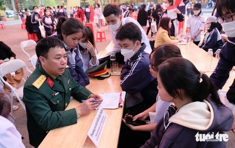 Trường quân đội đầu tiên công bố xét tuyển bằng điểm thi đánh giá năng lực- Ảnh 1. Học sinh tham dự Ngày hội tư vấn tuyển sinh - hướng nghiệp năm 2023 tại Thanh Hóa - Ảnh: NGUYÊN BẢO