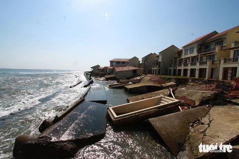 Pháp giúp đỡ ứng cứu sạt lở bờ biển Hội An- Ảnh 1. Một khu resort tại bờ biển Hội An bị sóng xâm thực đánh tan nát phải bỏ hoang nhiều năm qua - Ảnh: TẤN LỰC
