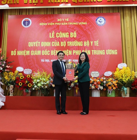 Giám đốc Bệnh viện Phụ sản Hà Nội làm giám đốc Bệnh viện Phụ sản trung ương- Ảnh 1. Bộ trưởng Bộ Y tế Đào Hồng Lan (bên phải ảnh) trao quyết định cho GS.TS Nguyễn Duy Ánh - Ảnh: NGUYỄN NHIÊN