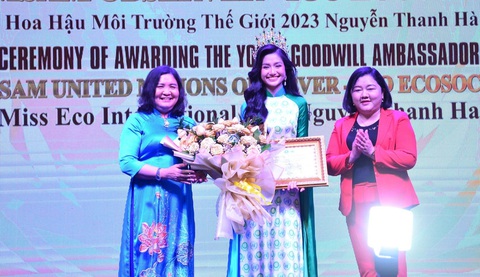 Nguyễn Thanh Hà nhận danh hiệu Đại sứ thiện chí trẻ Liên Hiệp Quốc - Ảnh: HOÀI PHƯƠNG Nguyễn Thanh Hà nhận danh hiệu Đại sứ thiện chí trẻ Liên Hiệp Quốc - Ảnh: HOÀI PHƯƠNG