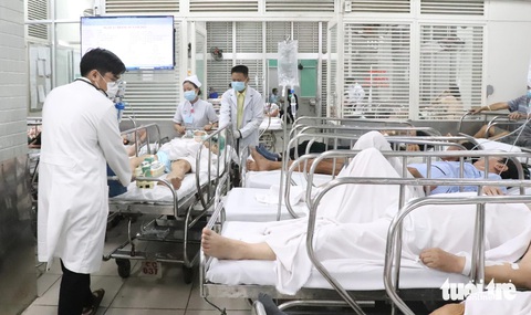 Số ca tai nạn giao thông vào Bệnh viện Chợ Rẫy dịp Tết dương lịch giảm 25% so cùng kỳ- Ảnh 1. Bệnh nhân được cấp cứu tại khoa cấp cứu Bệnh viện Chợ Rẫy dịp Tết - Ảnh: XUÂN MAI