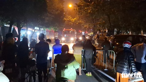 Cháy lớn cửa hàng sửa, buôn xe điện, phát ra nhiều tiếng nổ lớn- Ảnh 3. Người dân hiếu kỳ tập trung theo dõi đám cháy - Ảnh: PHẠM TUẤN