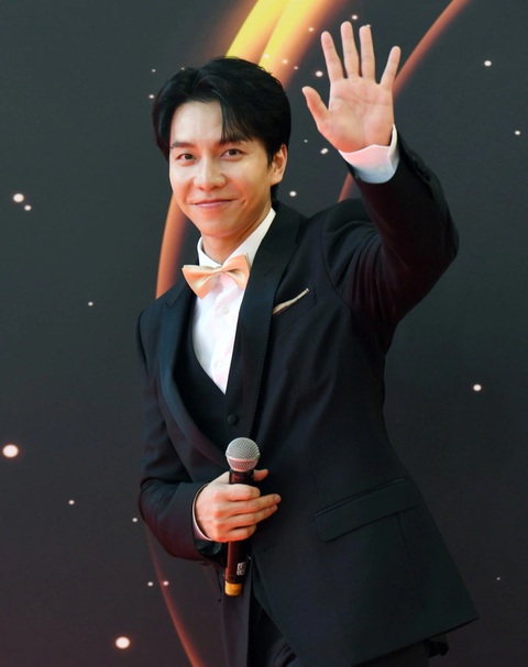 Lee Seung Gi lịch lãm tại Lễ trao giải - Ảnh: Sports Seoul. Lee Seung Gi lịch lãm tại lễ trao giải - Ảnh: Sports Seoul