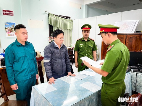 Giám đốc phòng giao dịch ngân hàng lừa đảo người dân 14 tỉ đồng- Ảnh 1. Cơ quan cảnh sát điều tra Công an tỉnh Quảng Nam đọc lệnh bắt ông Hà Hải Đăng - Ảnh: C.A