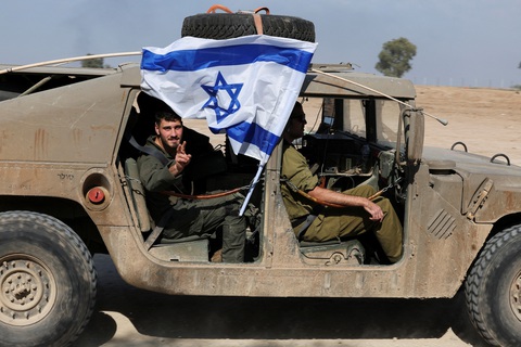Israel rút bớt quân khỏi Gaza, Mỹ nói sắp giảm cường độ giao tranh- Ảnh 1. Binh sĩ Israel tại khu vực biên giới Israel - Dải Gaza - Ảnh: REUTERS