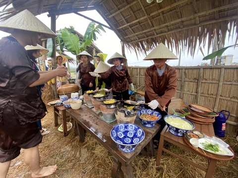Khách Tây khoái chí xuống ruộng tát nước, cấy lúa cùng nông dân Hội An- Ảnh 6. Những bữa ăn trên ruộng lúa được bày biện phục vụ du khách - Ảnh: B.D.