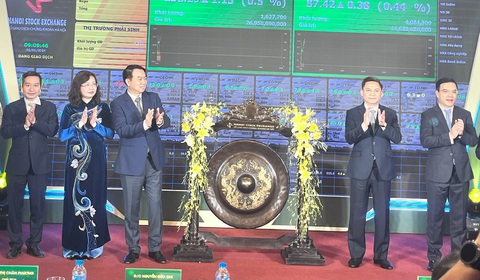 Sớm đưa hệ thống công nghệ mới vào hoạt động để đảm bảo giao dịch chứng khoán- Ảnh 1. Lễ đánh cồng khai trương phiên giao dịch chứng khoán đầu tiên năm 2024 - Ảnh: B.K.