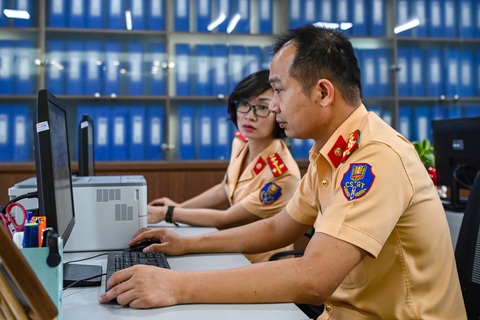 Cán bộ giám sát đấu giá biển số thuộc Bộ Công an - Ảnh: HỒNG QUANG Cán bộ giám sát đấu giá biển số thuộc Bộ Công an - Ảnh: HỒNG QUANG