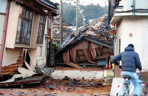 Damaged buildings are seen after multiple strong earthquakes hit the area previous day on January 2, 2024 in Anamizu, Ishikawa, Japan. Nhà cửa ở Anamizu, tỉnh Ishikawa, Nhật Bản bị hư hại nặng sau trận động đất mạnh ngày 1-1 - Ảnh: GETTY
