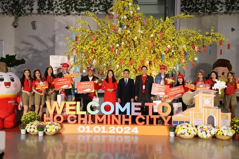 Du khách quốc tế xông đất TP.HCM ngày 1-1-2023 - Ảnh: HẢI KIM Lãnh đạo TP.HCM chào đón du khách quốc tế xông đất ngày 1-1 - Ảnh: HẢI KIM