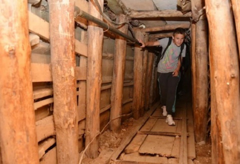 Phần lớn đường hầm chỉ cao 1,5m - Ảnh: krajina.ba Phần lớn đường hầm chỉ cao 1,5m - Ảnh: krajina.ba