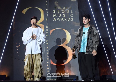 Dynamic Duo thắng giải R&B Hip Hop tại Seoul Music Awards 2024 - Ảnh: Sport Seoul. Dynamic Duo thắng giải R&B Hip Hop tại Seoul Music Awards 2024 - Ảnh: Sport Seoul.