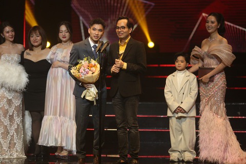 Phim gia đình dài lê thê thắng lớn ở VTV Awards 2023- Ảnh 2. Dàn diễn viên Gia đình mình vui bất thình lình lên nhận giải