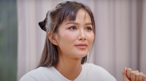 H'Hen Niê hiếm hoi nói về bạn trai cũ, tiết lộ tình cảm hiện tại- Ảnh 2. Nàng hậu còn nhiều cảm xúc khi nhắc về chuyện tình đã qua