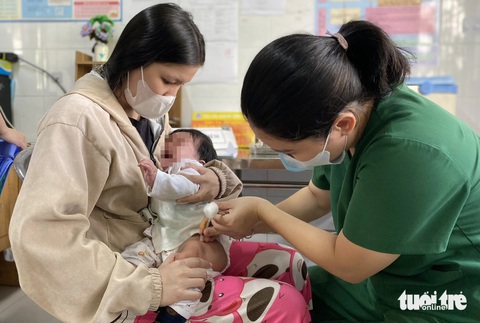 Đã có hơn 4 triệu liều vắc xin các loại để tiêm miễn phí cho trẻ em, phụ nữ...- Ảnh 1. Trẻ em được tiêm vắc xin 5 trong 1 miễn phí trong ngày 2-1 tại TP.HCM - Ảnh: X.MAI