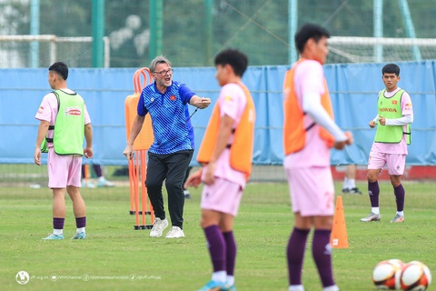 HLV Philippe Troussier khả năng cao sẽ cho gọi nhiều gương mặt U23 lên đội tuyển Việt Nam dự Asian Cup 2023 - Ảnh: MINH DÂN/VFF HLV Philippe Troussier khả năng cao sẽ gọi vài gương mặt U23 lên đội tuyển Việt Nam dự Asian Cup 2023 - Ảnh: MINH DÂN/VFF