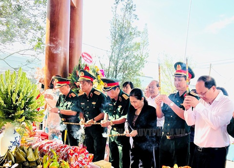 Lãnh đạo TP.HCM dự khánh thành công trình sửa chữa đền tưởng niệm tại Củ Chi- Ảnh 2. Các đại biểu dâng hương tưởng niệm các anh hùng liệt sĩ tại đền tưởng niệm anh hùng liệt sĩ xã An Phú, huyện Củ Chi - Ảnh: THÀNH ỦY TP.HCM