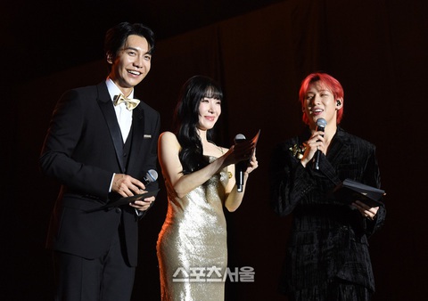 Bộ ba MC chính của Seoul Music Award 2024 - Ảnh: Bộ ba MC chính của Seoul Music Awards 2024 - Ảnh: Sports Seoul