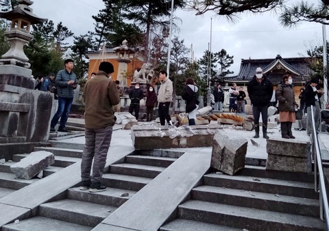 Ngôi đền Onohiyoshi tại tỉnh Kanazawa, cách tâm chấn động đất hơn 100km, bị hư hại do trận động đất - Ảnh: AFP Ngôi đền Onohiyoshi tại tỉnh Kanazawa, cách tâm chấn động đất hơn 100km, bị hư hại do trận động đất - Ảnh: AFP