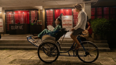 Phận đời nghệ sĩ cải lương và gánh hát lưu diễn lên phim Tết 2024- Ảnh 4. Diễn viên trẻ Trúc Mây có tạo hình thiếu nữ Sài Gòn xưa hút hồn
