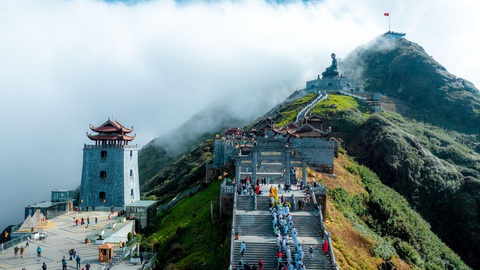 Hàng trăm Phật tử tới Fansipan dâng đăng mừng Lễ vía Đức Phật A Di Đà- Ảnh 1. Quần thể tâm linh Fansipan
