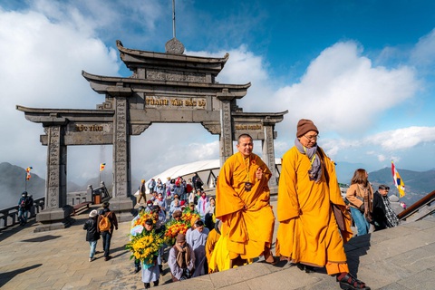 Hàng trăm Phật tử tới Fansipan dâng đăng mừng Lễ vía Đức Phật A Di Đà- Ảnh 2. Tăng ni, Phật tử đổ về Thiền viện Trúc Lâm Đại Giác, Sa Pa