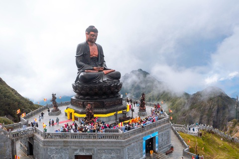 Hàng trăm Phật tử tới Fansipan dâng đăng mừng Lễ vía Đức Phật A Di Đà- Ảnh 3. Lẫn trong mây trắng bồng bềnh tiếng chuông chùa vang vọng, quần thể tâm linh Fansipan hiện lên thâm nghiêm và huyền hoặc, như đưa bước chân Phật tử đến cõi tiên cảnh.