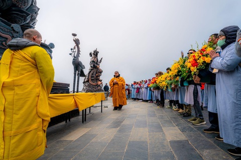 Hàng trăm Phật tử tới Fansipan dâng đăng mừng Lễ vía Đức Phật A Di Đà- Ảnh 4. Mở đầu lễ vía là nghi lễ dâng hoa cúng Phật.