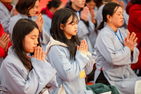 Hàng trăm Phật tử tới Fansipan dâng đăng mừng Lễ vía Đức Phật A Di Đà- Ảnh 5. Phật tử tham dự Lễ vía Đức Phật A Di Đà